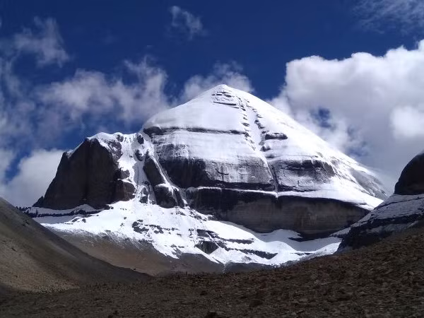 Hàng năm, nhiều người thực hiện nghi thức đi bộ quanh chân núi Kailash với hy vọng sẽ mang lại may mắn cho họ.