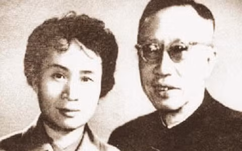 Theo các sử liệu, vào năm 1962, Lý Thục Hiền khi ấy là một y tá xinh đẹp. Thông qua giới thiệu, nàng quen biết Vua Phổ Nghi. Ông quý trọng, nâng niu tình cảm với nữ y tá Lý Thục Hiền.