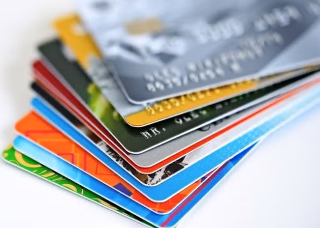 Do đó, từ ngày 31/3/2021, các ngân hàng tại Việt Nam đã dừng phát hành thẻ ATM từ và thay thế hoàn toàn bằng thẻ ATM gắn chip mới. Người dùng thẻ cần lưu ý thực hiện chuyển đổi ngay những thẻ cũ chưa gắn chip để có thể duy trì các hoạt động thanh toán, không bị gián đoạn.