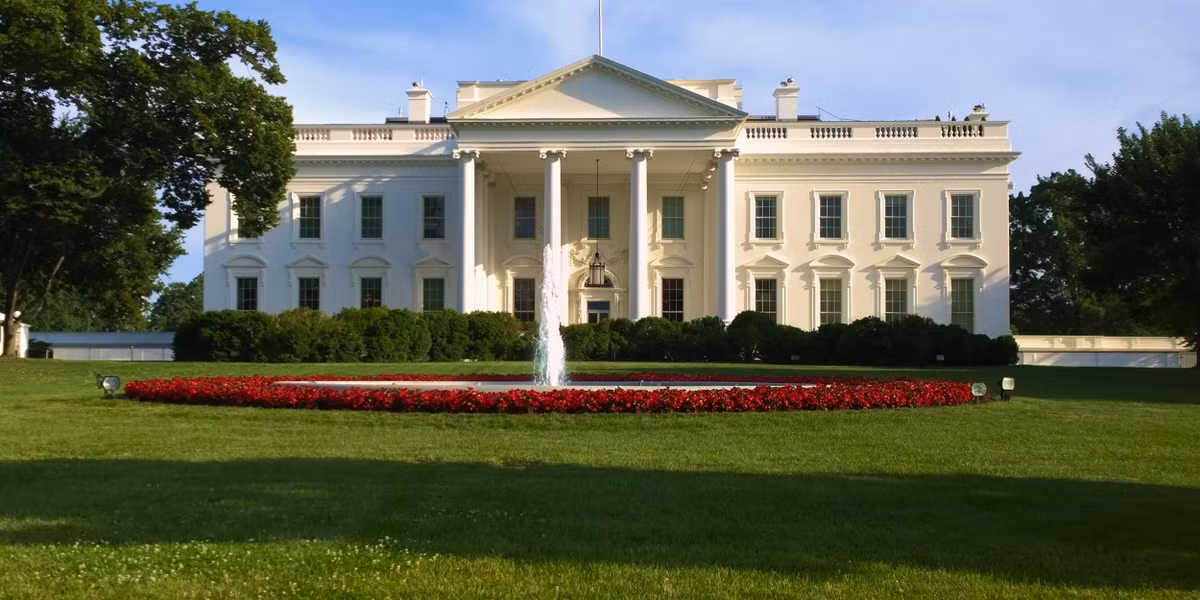 Tọa lạc tại số 1600 đại lộ Pennsylvania, thủ đô Washington D.C, Nhà Trắng được hàng triệu người trên thế giới biết đến khi là nơi sống và làm việc của các Tổng thống Mỹ.