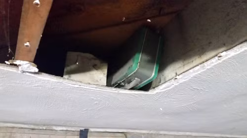Bên trong chiếc hộp đầu tiên được tìm thấy có 3 chiếc bọc cũ kỹ. Khi mở bọc đầu tiên, họ thấy những tờ tiền mệnh giá 20 USD. Gói thứ hai được mở ra là những tờ tiền mệnh giá 50 USD. Gói cuối cùng thì gồm toàn những tờ 100 USD. Tổng số tiền trong chiếc hộp này lên đến hàng ngàn USD.