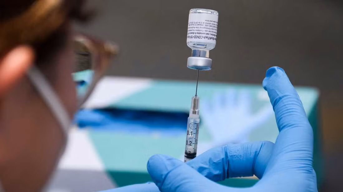 Trước sự xuất hiện của biến chủng Omicron, Tiến sĩ William Hanage, nhà nghiên cứu sức khỏe cộng đồng tại Trường Y tế Công cộng Harvard T.H. Chan cho hay ngay cả khi biến thể mới được chứng minh là có khả năng lây truyền cao hơn các biến thể khác thì vắc xin vẫn là "chìa khóa" hiệu quả trong việc đối phó, làm chậm sự lây lan của virus và giúp những người mắc COVID-19 ở thể nhẹ thay vì cần phải nhập viện.