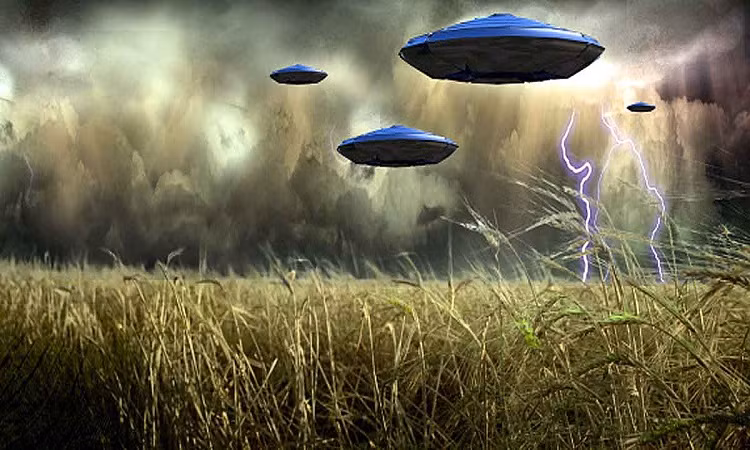 Ông Hanson đang viết một cuốn sách về UFO. Trong cuốn sách này, một số cảnh sát có những chia sẻ về các lần vật thể bí ẩn nghi UFO của người ngoài hành tinh xuất hiện.
