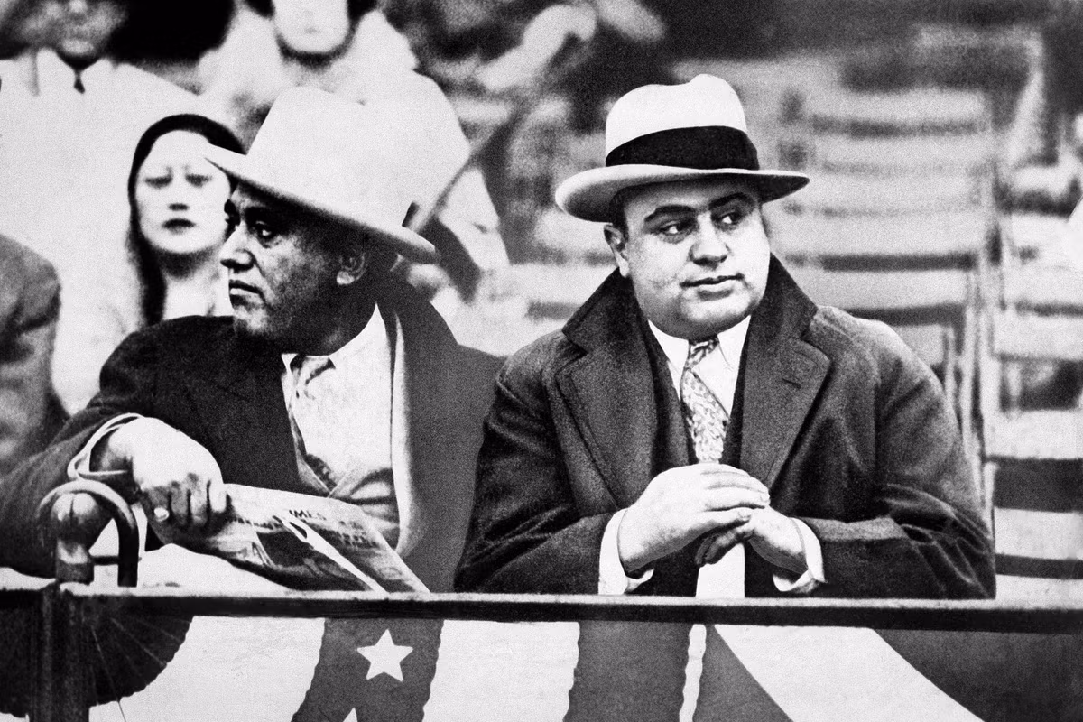 Theo đó, Al Capone ra lệnh cho đàn em thực hiện nhiều hoạt động phạm pháp như kinh doanh hộp đêm, nhà chứa, sòng bạc, quán rượu lậu, thậm chí là ám sát các kẻ thù.
