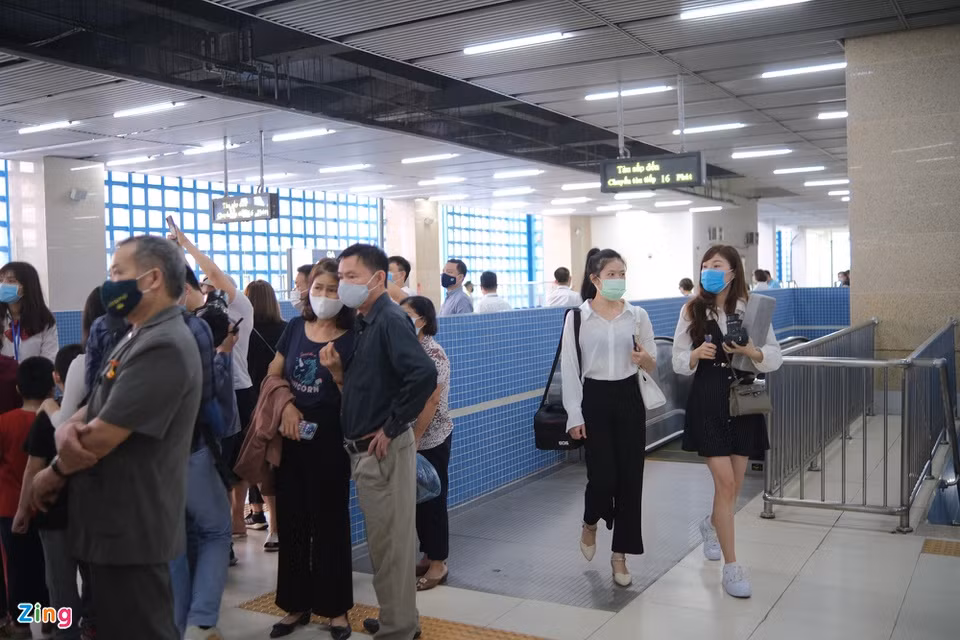 Kiều Ngọc (Ba Đình) nhận xét giữa các chặng đôi lúc xuất hiện tình trạng lộn xộn khi khách lên xuống song lực lượng bảo vệ, nhân viên nhanh chóng có mặt nhắc nhở, duy trì trật tự.