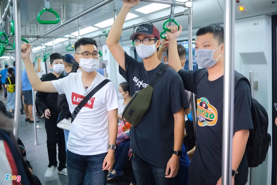 Nhóm bạn Việt Anh, Hoàng, Hưng đến ga Cát Linh từ 8h để chuẩn bị quay video trải nghiệm, đăng lên kênh video chuyên đánh giá xe cộ của nhóm. "Bọn mình đều sống gần ga này nên có thể nói đã dùng cả 'thanh xuân' để theo dõi quá trình xây dựng tàu. Khi nghe thông tin dự án cuối cùng cũng hoàn thiện, bọn mình khá háo hức đi xem thử".