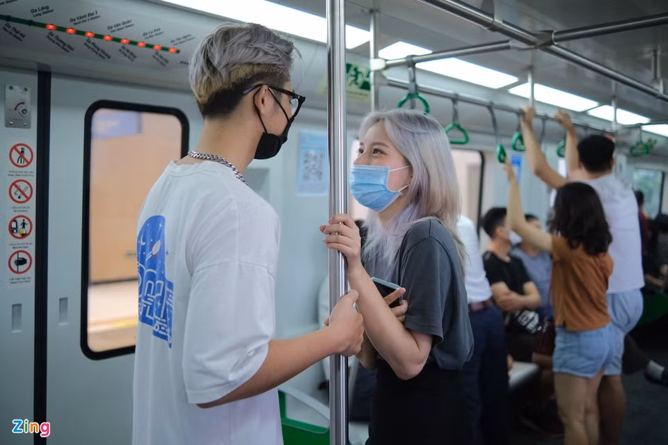Đôi bạn trẻ cho rằng những người thường xuyên làm việc hay học tập gần các trường nằm trên trục di chuyển của tàu sẽ rất thuận tiện đi lại. Hai người cũng dự định thường xuyên di chuyển bằng phương tiện này vì giá vé không quá cao.