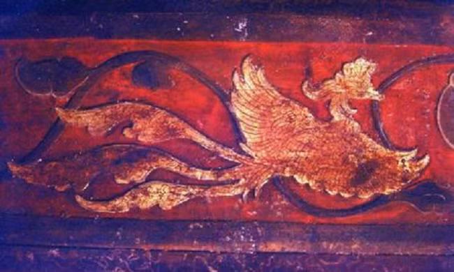 Mặt ngoài quan tài được chạm khắc nhiều họa tiết độc đáo, đặc biệt có hoa văn thiếp vàng. Các nhà nghiên cứu tìm thấy hình ảnh chim phượng hoàng được chạm khắc trên quan tài. Theo quan niệm của người xưa, chim phượng hoàng là loài vật cao quý tượng trưng cho địa vị của nữ giới trong hoàng tộc.