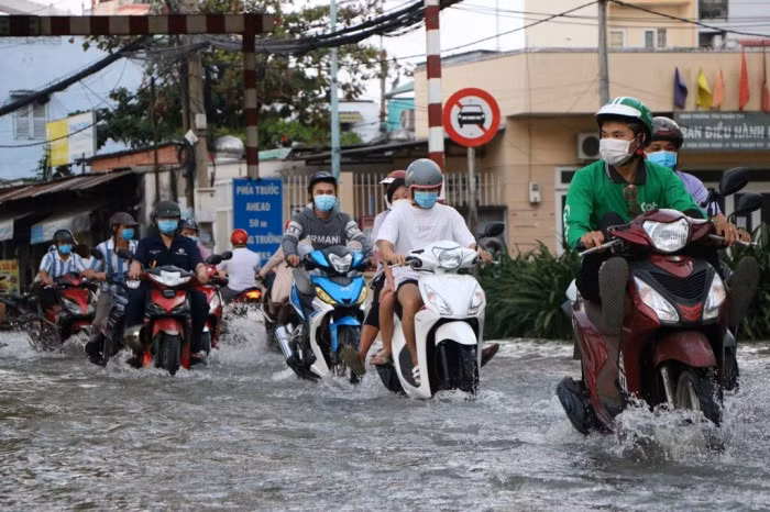 Một đoạn dài hơn 1km trên đường Trần Xuân Soạn, quận 7 bị ngập sâu, người dân lưu thông qua gặp nhiều khó khăn.