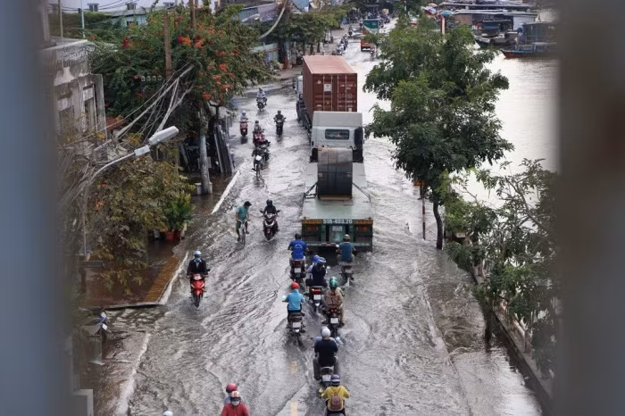 Đài khí tượng thủy văn khu vực Nam Bộ dự báo đỉnh triều xuất hiện từ 17h - 18h hôm nay (6/11) mức 1,68 m tại trạm Phú An và 1,72 m tại trạm Nhà Bè. Triều cường duy trì ở mức cao, trên báo động III (1,6 m) đến 8/11 sau đó mới xuống dần.