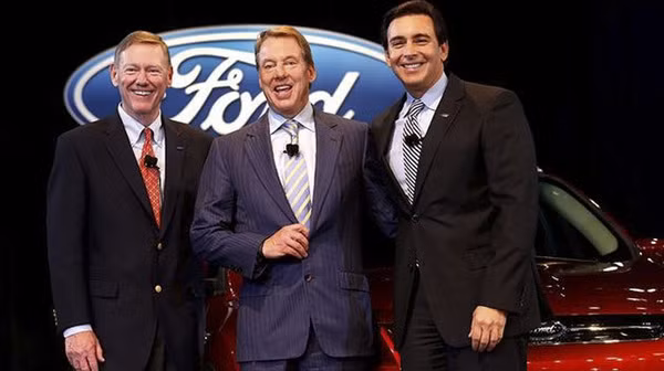 Cựu CEO Ford Alan Mulally (ngoài cùng bên trái) và CEO Ford hiện tại, Mark Fields (ngoài cùng bên phải).