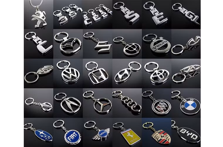 Móc chìa khóa: Đây là một món quà đơn giản và dễ tìm. Nó cũng có giá rẻ và phù hợp với nhiều người.