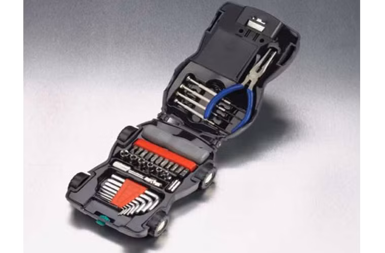 Bộ dụng cụ sửa xe: Một bộ dụng cụ gọn nhẹ, đầy đủ và được sắp xếp gọn gàng như thế này có giá không quá cao nhưng sẽ vô cùng đáng quý. Đây sẽ là “cứu tinh” cho những tài xế khi bị hỏng dọc đường và là một ý tưởng hay cho quà Giáng sinh.