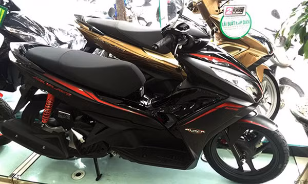 Honda Air Blade 125 Black Edition tại đại lý.
