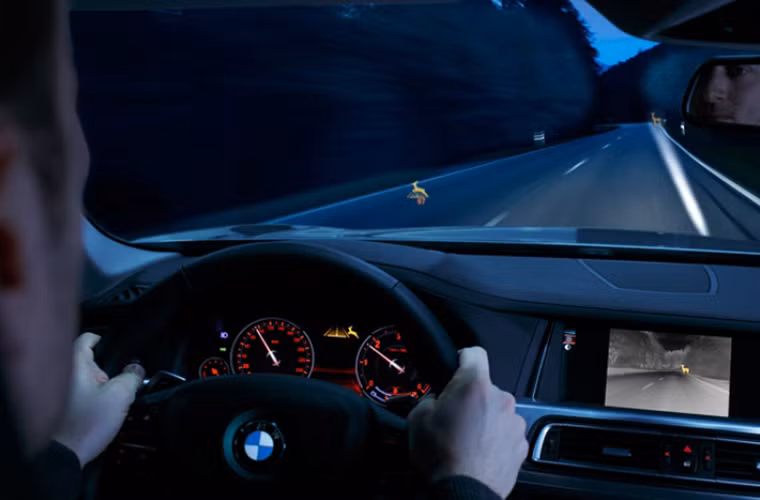 3. Phát hiện người đi bộ trong đêm: Gói tùy chọn hệ thống Night Vision có giá 2.500USD trang bị trên BMW X6 2015 sẽ mở rộng tầm quan sát của người lái trong đêm. Nhờ công nghệ hồng ngoại, phạm vi 300m trước xe sẽ được camera hồng ngoại "soi sáng" và hiện thị trên màn hình LCD chính. Công nghệ này khắc phục được hạn chế của đèn pha, khi phạm vi tối đa chiếu sáng của đèn Xenon.