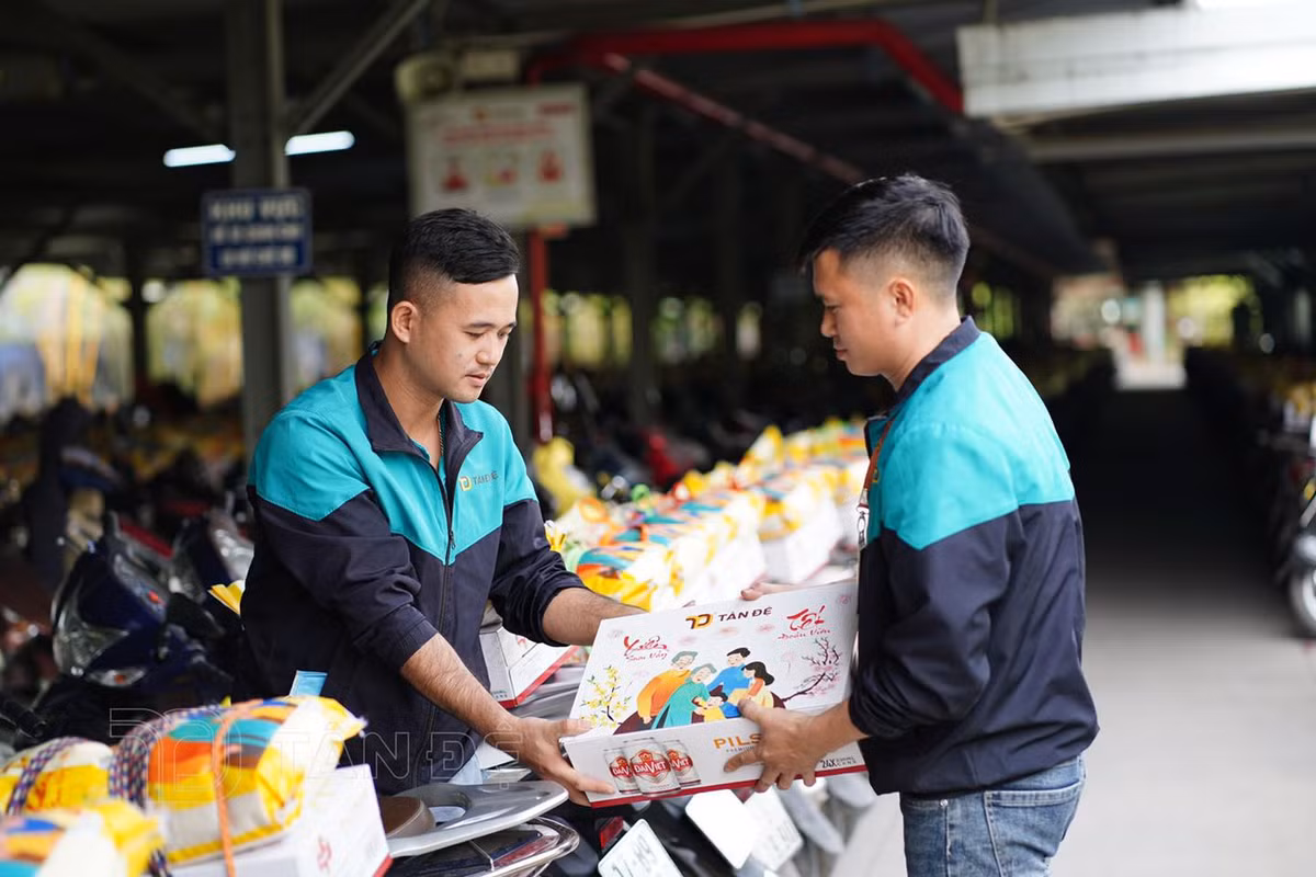 Chủ tịch Công đoàn Công ty CP sản xuất hàng thể thao Tân Đệ cho biết, người lao động ngoài thưởng lương tháng 13 bằng tiền, Công ty mua tặng người lao động những sản phẩm thiết yếu và chất lượng. Mỗi phần quà gồm 10 kg gạo và 1 thùng bia, một thùng đựng quà trong đó có 10 sản phẩm gồm gạo nếp, nước mắm, mì chính… chia làm 2 lần nhận. 