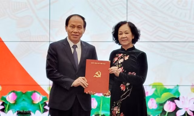 Sáng 16/1, tại Hội nghị công bố Quyết định của Bộ Chính trị về công tác cán bộ do Thành ủy Hải Phòng tổ chức, ông Nguyễn Quang Dương, Phó Trưởng Ban Tổ chức Trung ương công bố quyết định của Bộ Chính trị về công tác cán bộ Thành phố Hải Phòng. Theo đó, Bộ Chính trị quyết định: Ông Lê Tiến Châu, Ủy viên Trung ương Đảng thôi giữ chức Phó Bí thư Đảng đoàn, Phó Chủ tịch Tổng thư ký Ủy ban Trung ương Mặt trận Tổ quốc Việt Nam nhiệm kỳ 2019 – 2024; điều động, chỉ định tham gia Ban Chấp hành Ban Thường vụ Thành ủy và giữ chức Bí thư Thành ủy Hải Phòng, nhiệm kỳ 2020 – 2025.