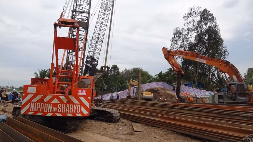 Thông tin mới nhất về diễn biến cứu nạn trong vụ bé trai 10 rơi xuống trụ bê tông ở Đồng Tháp, ngày 7/1 đến sáng 8/1, lực lượng cứu nạn, cứu hộ đang cấp bách triển khai công việc nhấc trụ bê tông lên khỏi mặt đất theo phương án khả thi đã được thống nhất. 