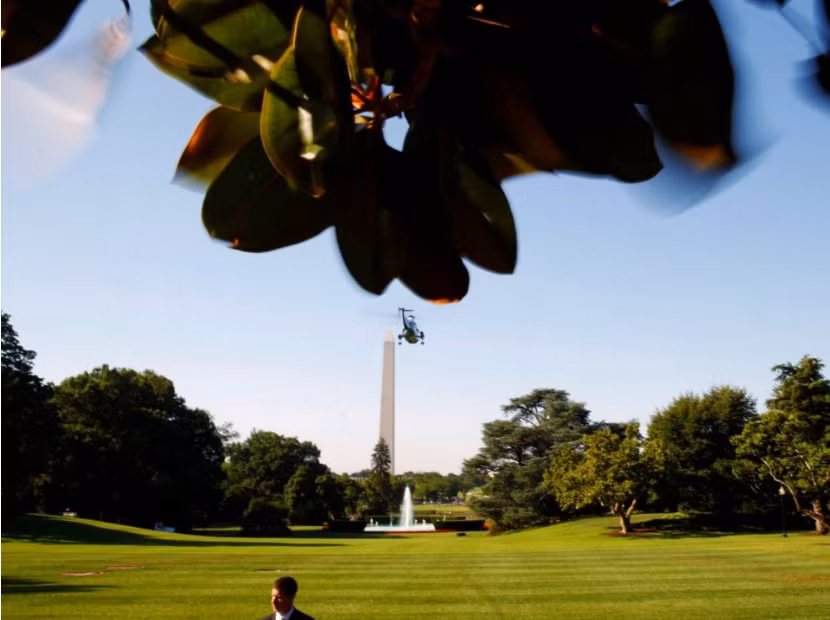 Đây thực chất là một vườn quốc gia, trong đó khu vườn phía The South Lawn (bãi cỏ phía nam) là phần rộng nhất. Khu vực này rộng đến nỗi trực thăng của tổng thống – Marine One có thể hạ cánh và cất cánh ở đây, chỉ vài bước là đến Phòng Bầu dục.