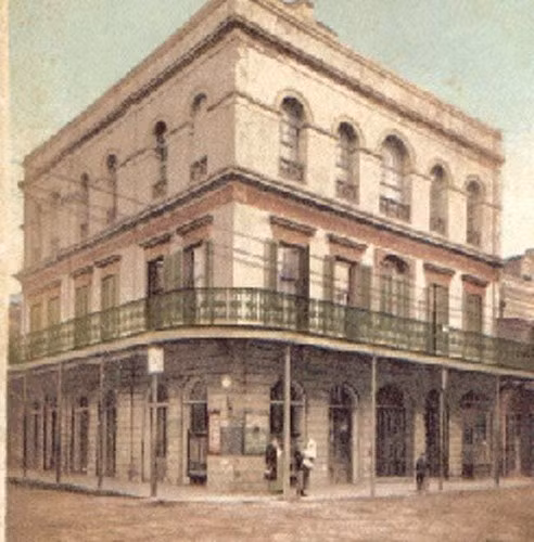 11. Marie Delphine LaLaurie, sống vào thế kỷ 19 ở New Orleans (Mỹ), là một sát thủ hàng loạt và thích thú với các trò ác độc. Mụ có hẳn một căn phòng ở gác mái, nơi mụ nhốt các nô lệ bị xiềng xích. Mụ từng dùng roi đuổi một bé gái nô lệ ngã khỏi mái nhà và tử vong.