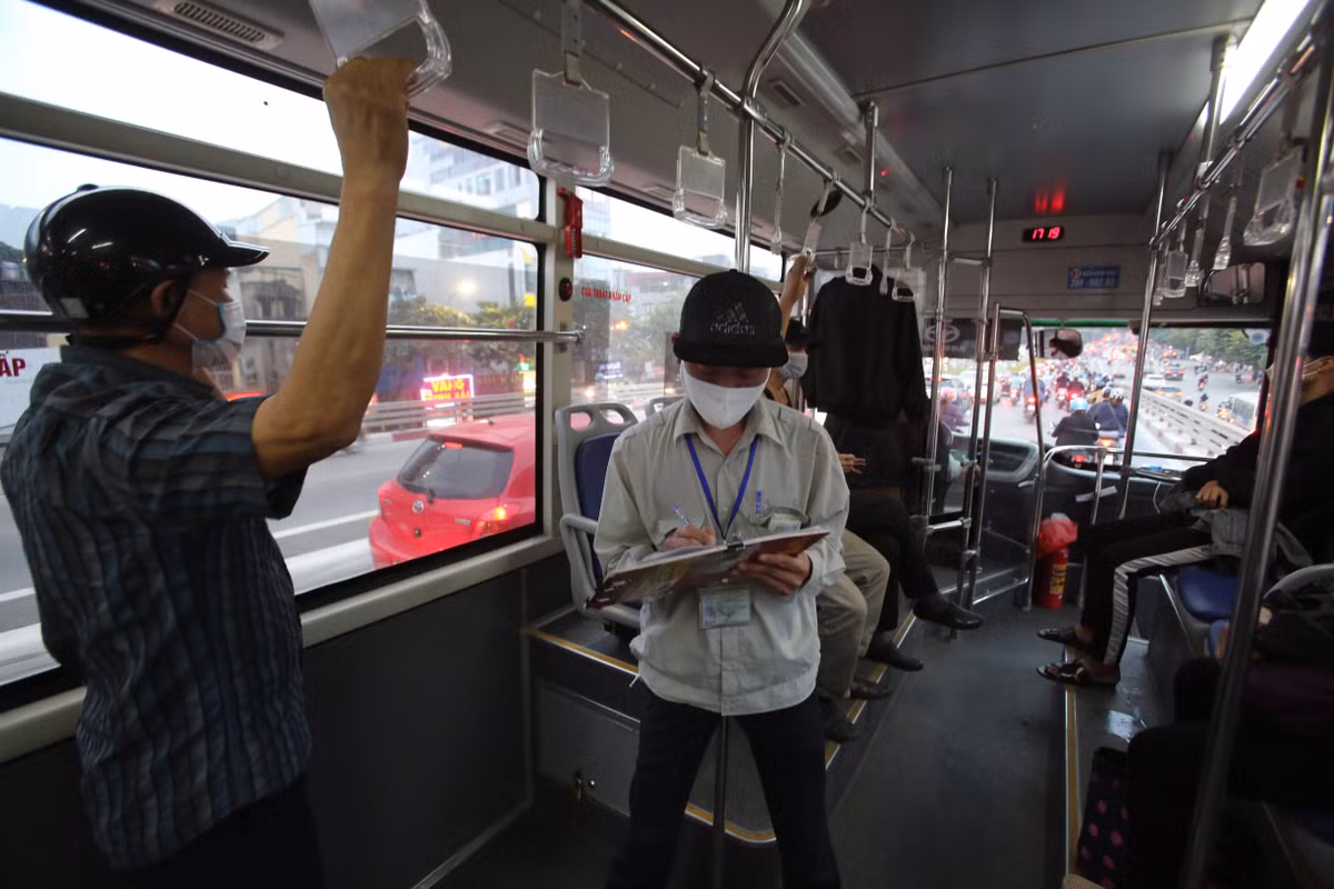 Ngoài quét mã QR, để chủ động trong công tác quản lý, nhân viên bán vé sẽ ghi thông tin của từng hành khách để báo cáo.