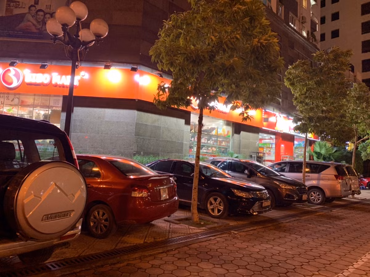 Nghi dich COVID-19, mat tien cua hang bien thanh... cho gui xe