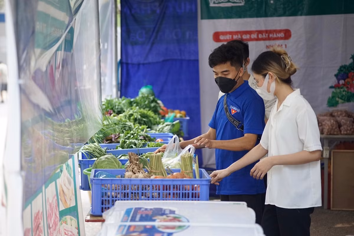 Đại diện đơn vị tổ chức cho biết, chương trình này giúp người dân hiểu được giá trị của đồ phế liệu, có ý thức hơn về việc không xả rác ra môi trường.