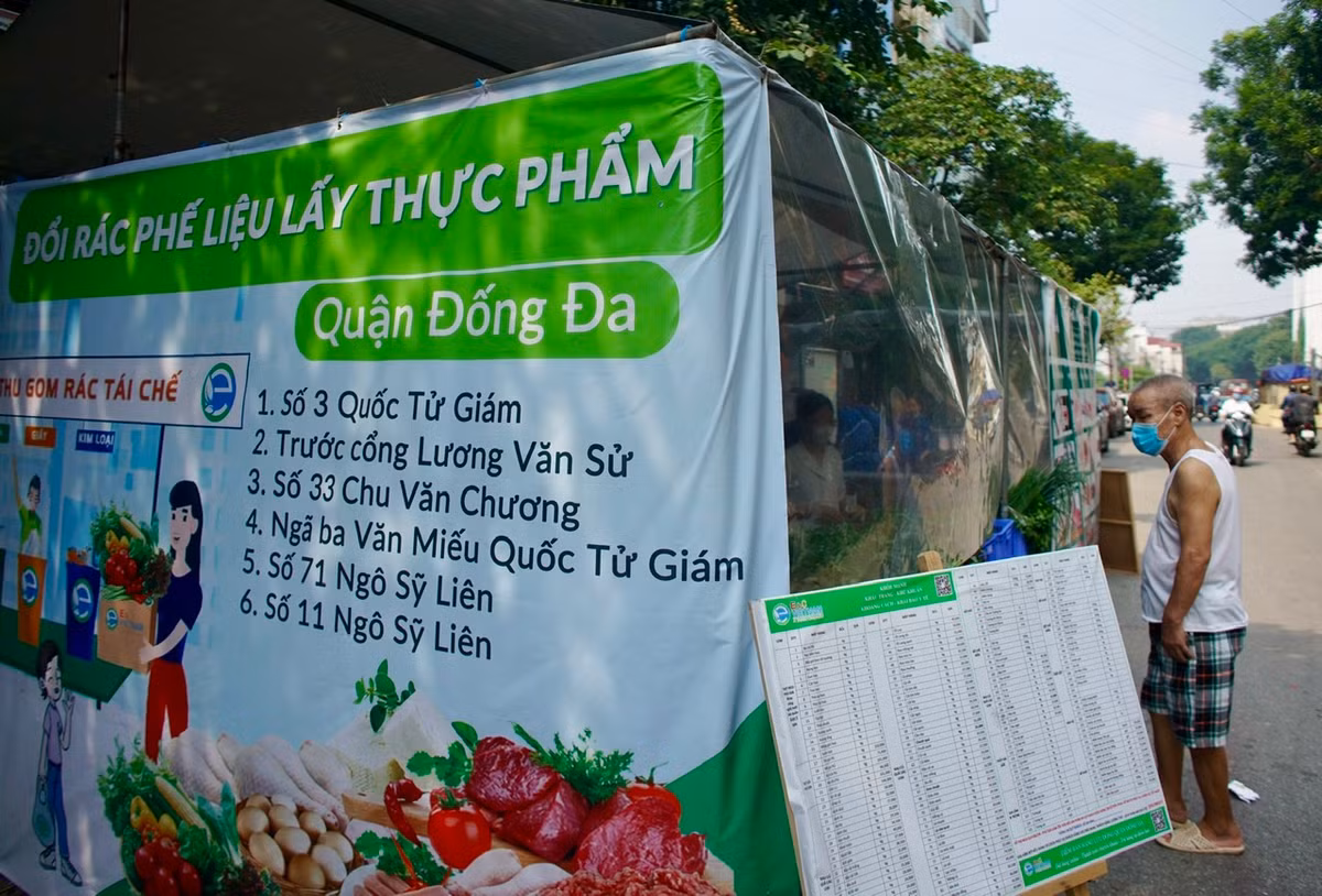Bác Lập cho biết thêm, trước kia gia đình cũng có thói quen gom đồ phế liệu lại một góc rồi mang đi bán. Từ đợt dịch mọi người ở nhà nhiều, dùng nhiều đồ nhưng không có ai đi thu mua nên đang hết chỗ để đồ phế liệu.