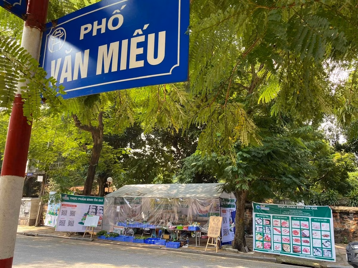 Hiện, chương trình đang triển khai gian hàng tại một số địa điểm của quận Đống Đa như phố Quốc Tử Giám, ngõ Văn Chương, phố Văn Miếu và phố Ngô Sĩ Liên.