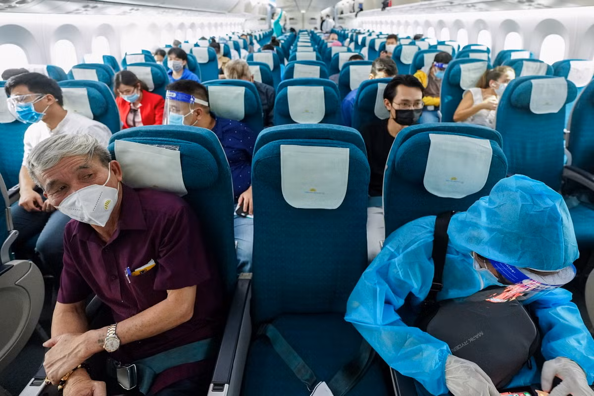 Theo quy định của Bộ Giao thông Vận tải, các chuyến bay chỉ được khai thác 50% số ghế để đảm bảo giãn cách.