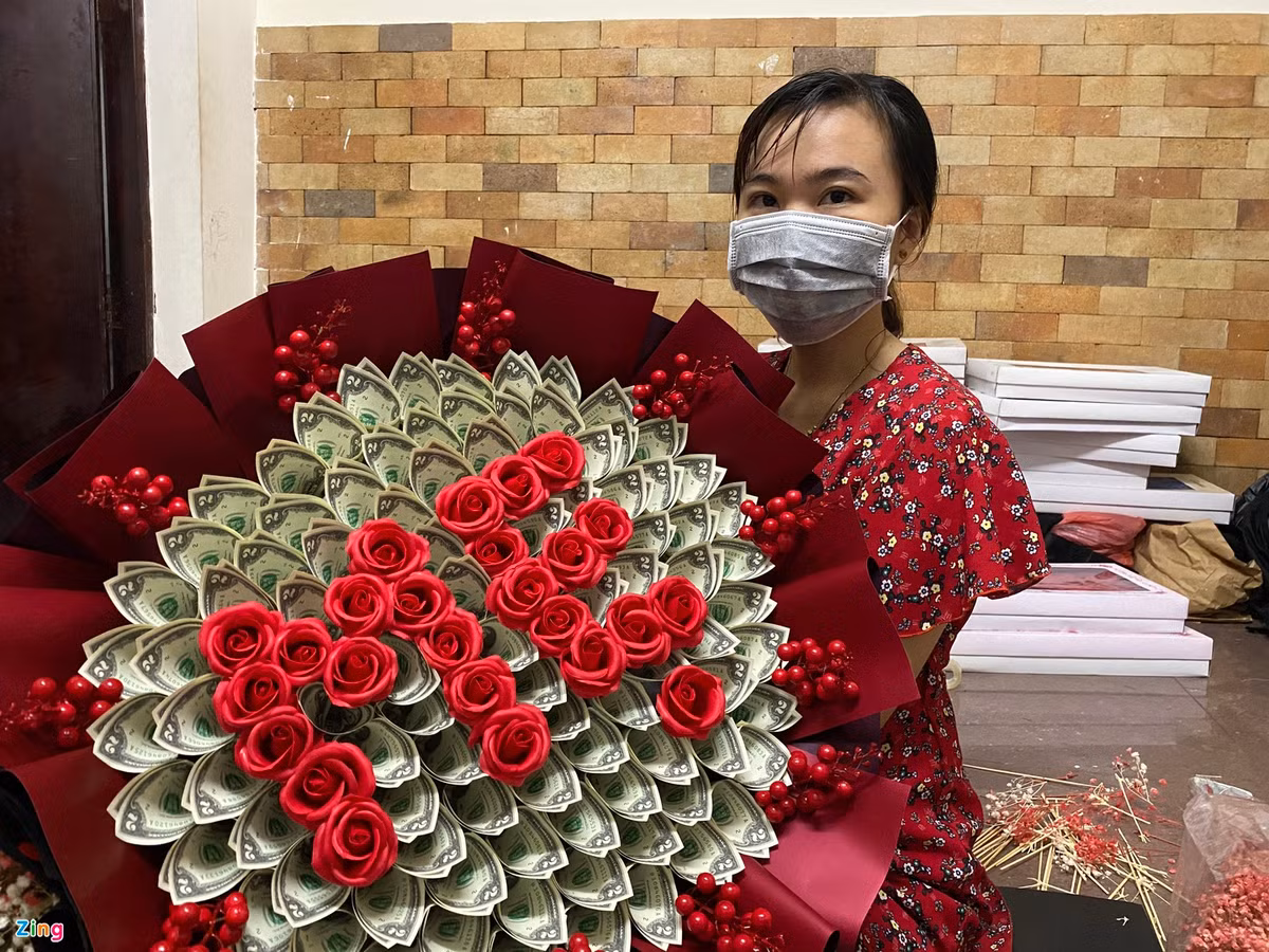 Choang ngop voi bo hoa bang tien mat tri gia 200 trieu dong ngay 20/10-Hinh-2