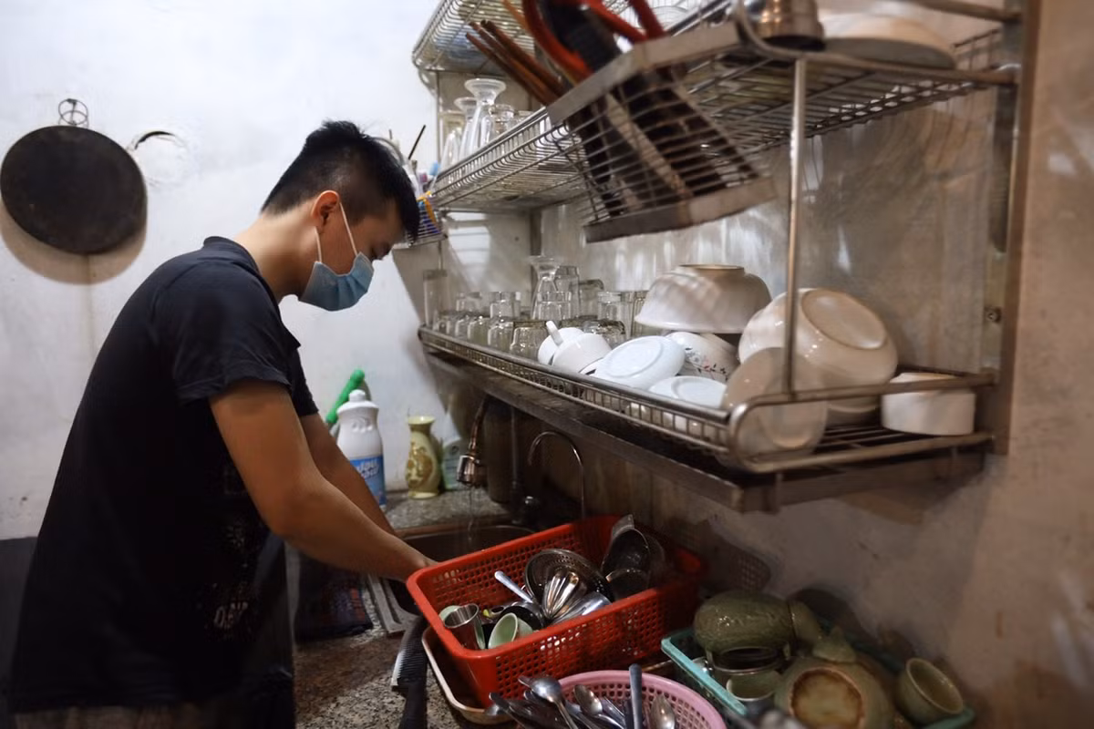 Anh Thuận, chủ cửa hàng cà phê trên phố Vương Thừa Vũ (quận Thanh Xuân) cho biết, những ngày vừa qua khách hàng cũng đã quen với việc mua đồ mang về nên chưa chắc đã đông khách. Tuy nhiên, anh Thuận vẫn chuẩn bị sẵn cốc, chén để phục vụ khách ngồi tại quán.
