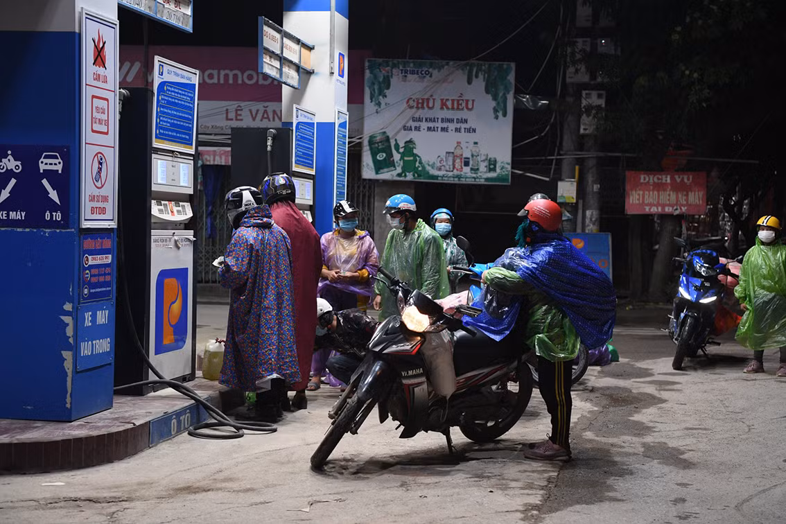 Dọc đường đi, những người trong đoàn thường xuyên phải tách ra để đổ xăng hoặc nghỉ ngơi.