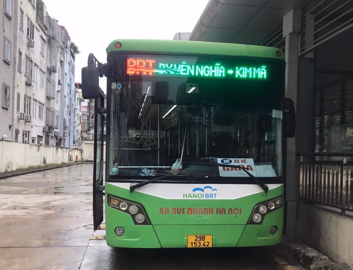 Cũng trong sáng nay, xe buýt nhanh BRT cũng đã vận hành trở lại. Mặc dù đông khách hơn những tuyến khác nhưng vẫn chưa đáp ứng được công suất cho phép.