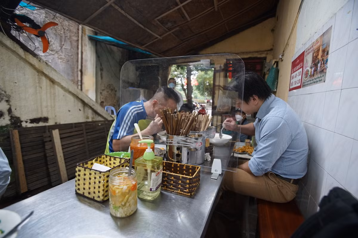 Theo hướng dẫn của UBND TP Hà Nội, toàn bộ quán ăn phải lắp vách ngăn, phục vụ tối đa 10 người để đảm bảo giãn cách.