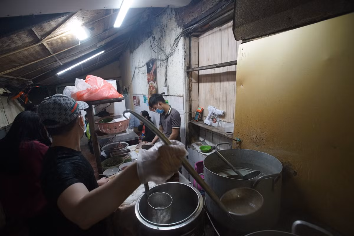 Hàng Phở Thìn (đường Đinh Tiên Hoàng, Hoàn Kiếm) sáng nay gần như không có chỗ ngồi. Khách phải đứng xếp hàng bên ngoài chờ đến lượt.