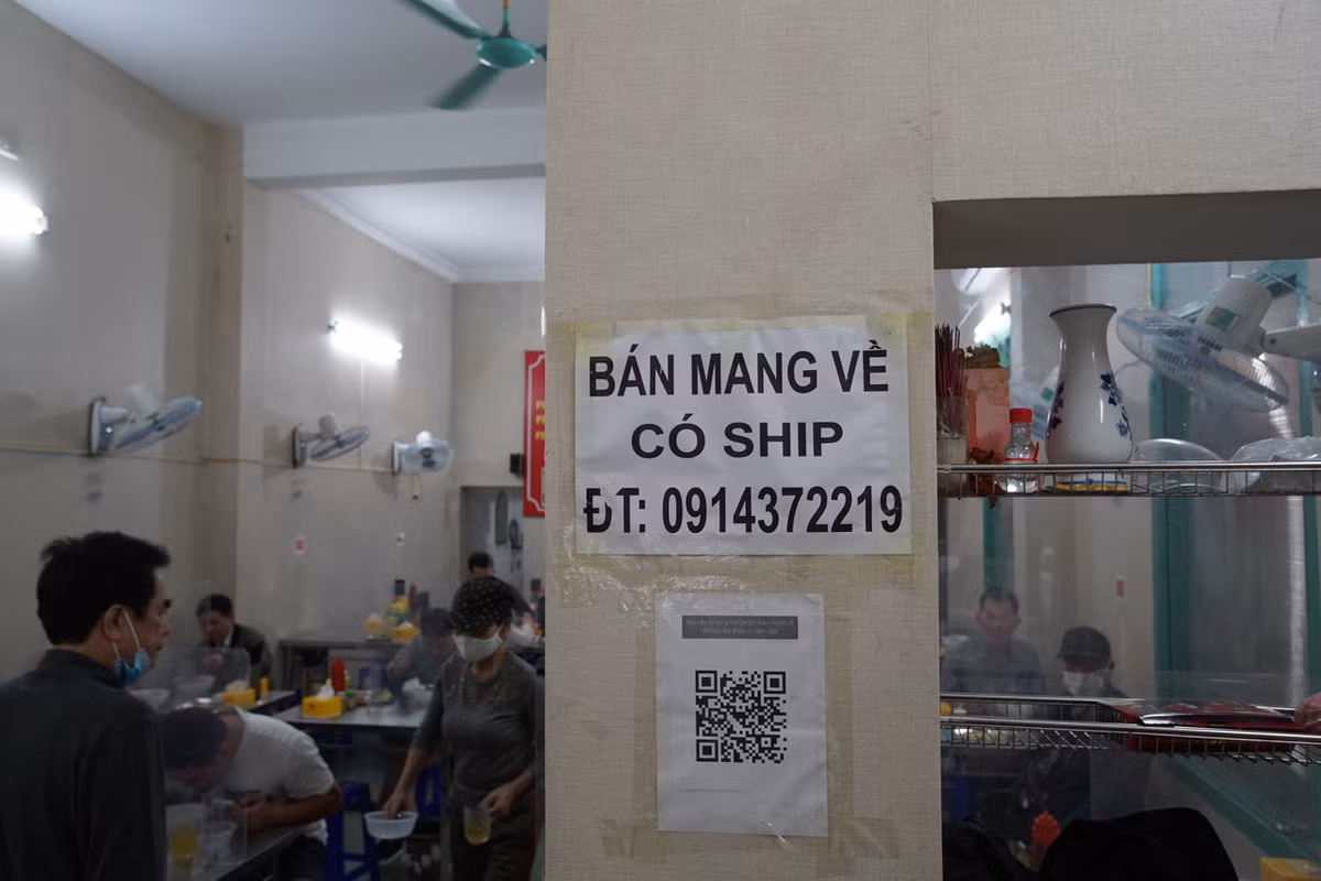 Những thời điểm khách dồn đến đông thì nhiều quán đã đề nghị khách mua mang về.
