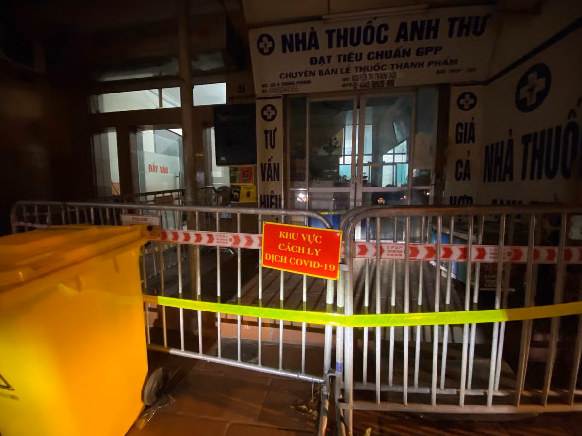 Một trường hợp là anh T. làm tại Khoa Khám bệnh đa khoa Bệnh viện 108. Hàng ngày người này đi làm tại Bệnh viện, đến ngày 20/10 lấy mẫu xét nghiệm thì có kết quả dương tính.