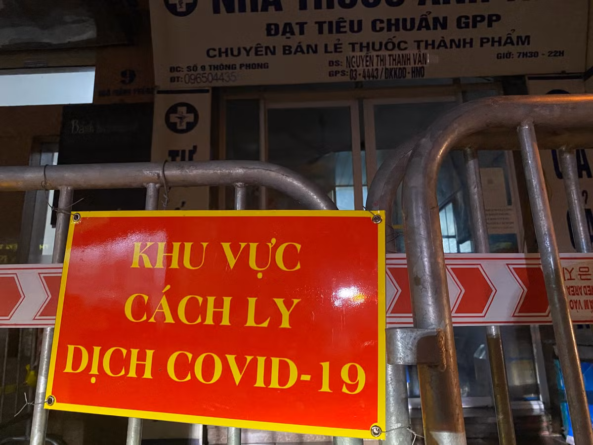 Ngay trong tối qua, UBND phường Quốc Tử Giám đã quyết định phong toả, cách ly nhà thuốc này.