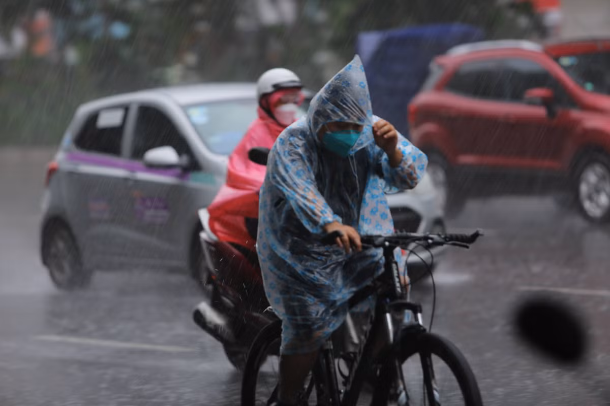Cơn mưa đến bất ngờ khiến nhiều người không kịp chuẩn bị.