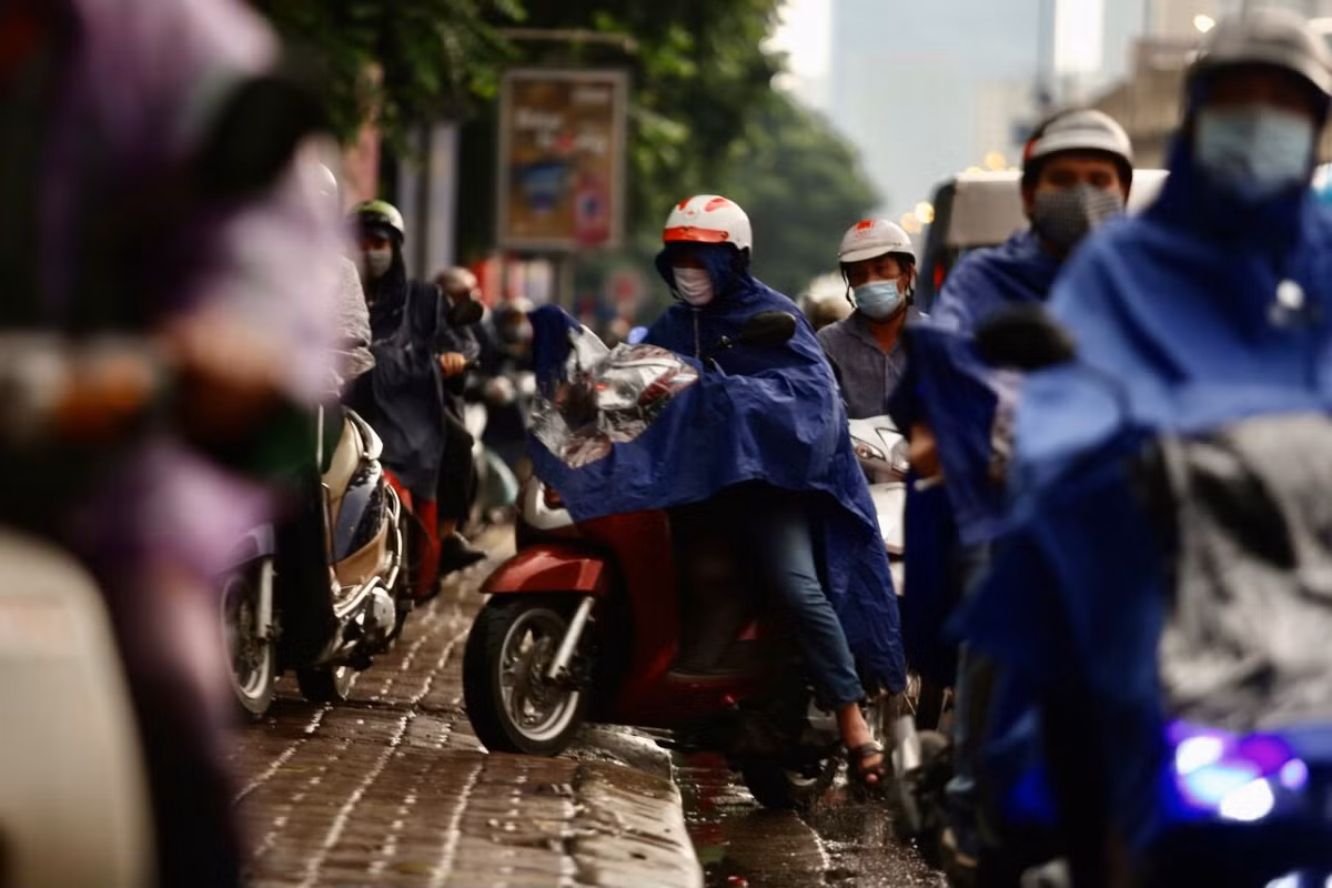 Tại đường Nguyễn Xiển, ùn tắc kéo dài khiến người dân trèo lên cả vỉa hè để di chuyển.
