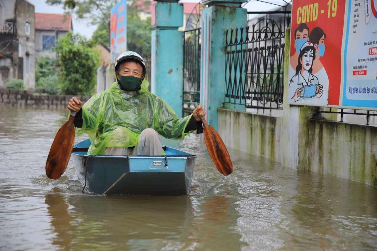 Những ngày qua, hàng trăm hộ dân tại huyện Chương Mỹ (Hà Nội) đã bị ngập sâu trong nước do nước sông dâng cao tràn vào khu dân cư.