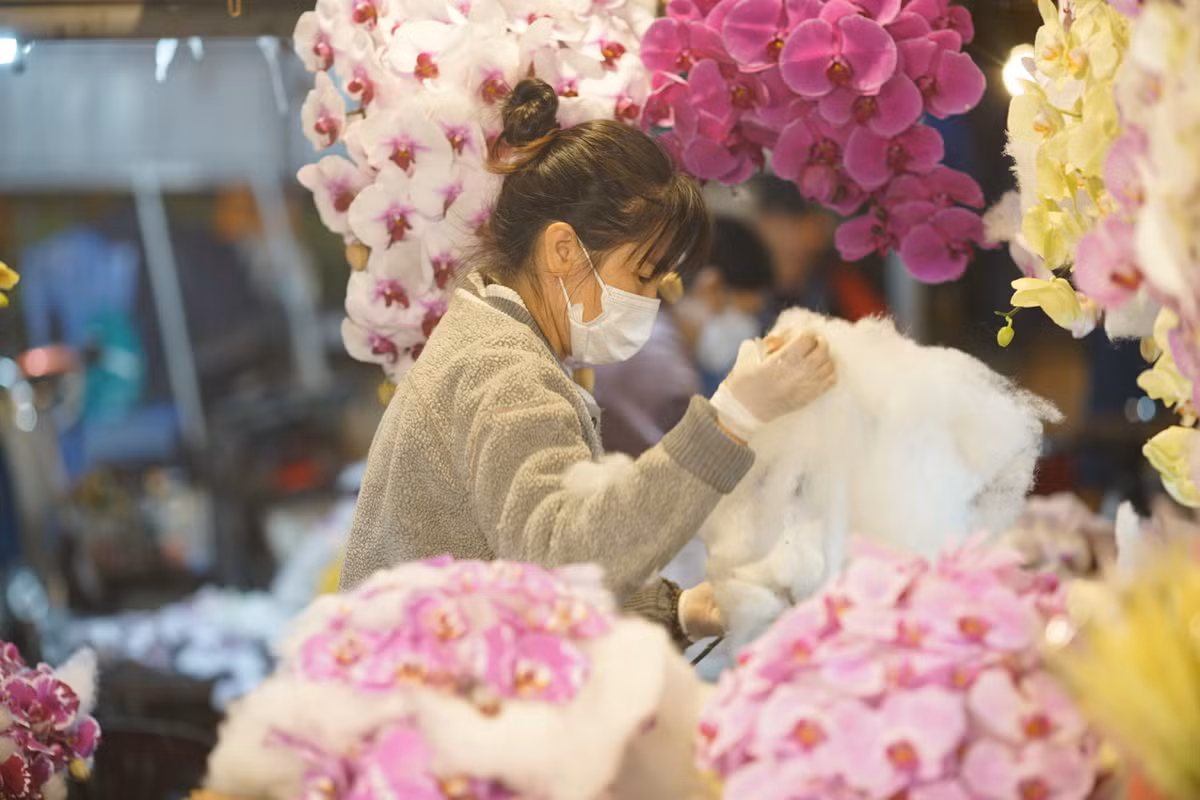 Tuy nhiên, do tâm lý ngại tập trung đông người nên chợ hoa Quảng Bá vắng hơn hẳn so với những dịp Lễ, Tết trước đây.