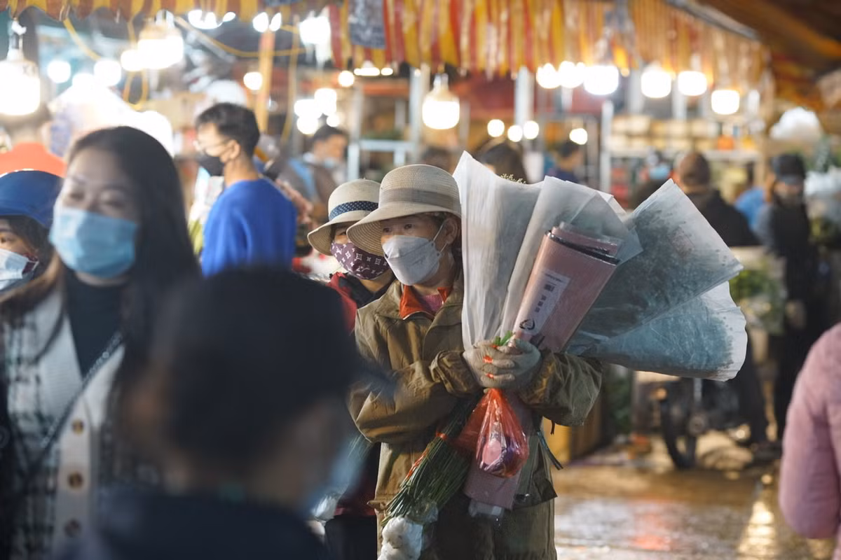 Những ngày gần đây, chợ hoa Quảng Bá (Tây Hồ, Hà Nội) bắt đầu mở bán trở lại sau thời gian dài đóng cửa vì dịch bệnh COVID-19.