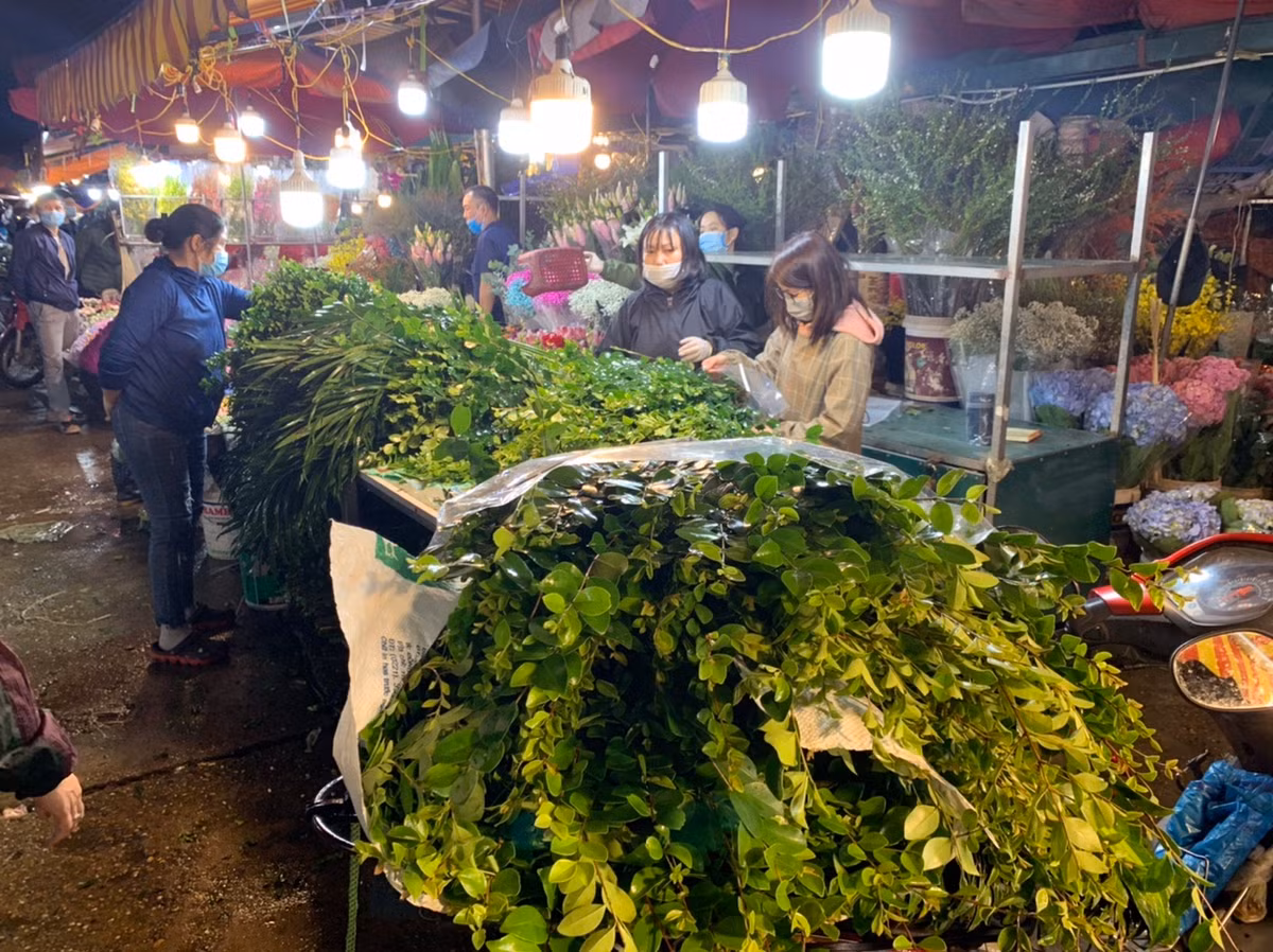 Một tiểu thương tại chợ cho biết, năm nay chợ Quảng Bá ít hoa do không nhập được hoa từ nước ngoài hay hoa từ các tỉnh khác chở về.