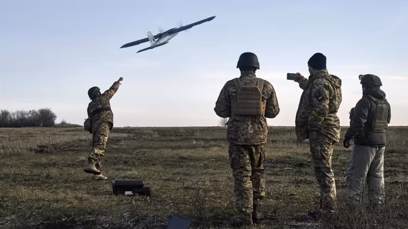 UAV Ukraine nhiều lần tấn công các đơn vị cấp tiểu đoàn hoặc lớn hơn của Nga, kể cả những đội hình ở tuyến sau. Tại tiền tuyến, bất cứ đội hình tiến công quy mô đại đội nào đều có thể dễ dàng trở thành mục tiêu của UAV, buộc Nga phải chia nhỏ lực lượng thành các trung đội được xe tăng, pháo binh yểm trợ.
