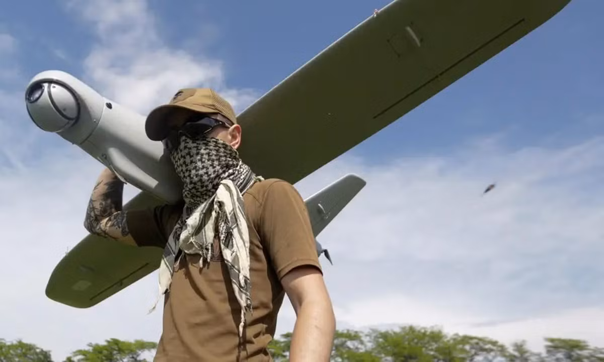 Ngoài ra trước đó còn có thông tin về các đòn đánh của Ukraine bằng UAV nhằm vào lực lượng hàng hải Nga ở Biển Đen - phía Ukraine cho rằng, những đòn đánh này không chỉ làm suy yếu bộ phận phòng thủ của Nga tại Crimea mà còn ảnh hưởng tiêu cực đến lực lượng hải quân Nga trên Biển Đen. Trong những tháng gần đây, còn có những bài báo phản ánh việc UAV Ukraine tấn công mỗi lúc một sâu hơn vào lãnh thổ Nga.