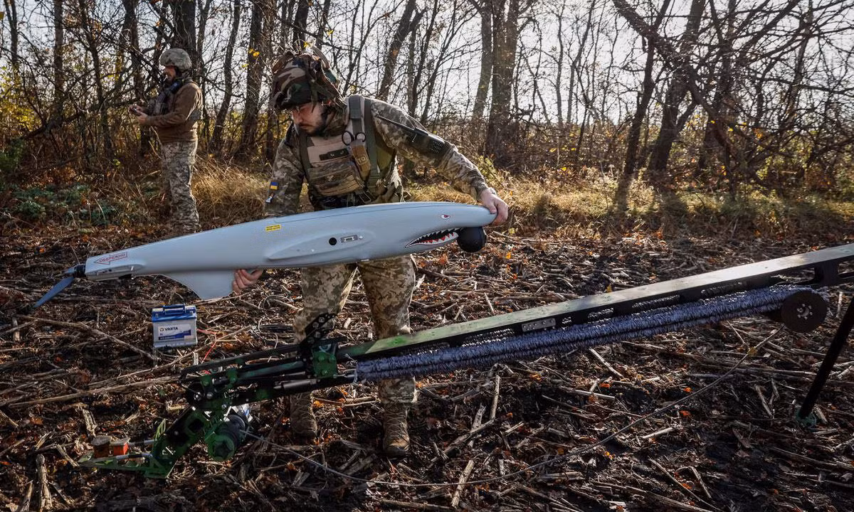 Quân đội Ukraine trong những tháng qua đã gấp rút tích hợp công nghệ mới vào UAV nội địa. Hai năm trước, họ phụ thuộc rất nhiều vào mẫu Bayraktar TB2 do Thổ Nhĩ Kỳ tự sản xuất, còn hiện tại nước này đã sở hữu nhiều loại UAV hơn trong kho vũ khí, bao gồm các mẫu được viện trợ hoặc mua từ nước ngoài và phương tiện sản xuất trong nước.