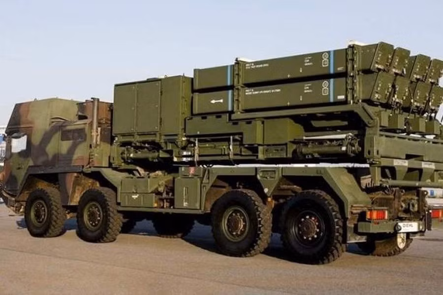 Theo catalogue giới thiệu của nhà sản xuất - công ty quốc phòng Diehl Defense của Đức - hệ thống tên lửa phòng không tầm trung IRIS-T bao gồm trung tâm điều khiển, radar và các xe bệ phóng tên lửa tự hành, được thiết kế để đánh chặn tên lửa hành trình, tên lửa đạn đạo, máy bay chiến đấu, trực thăng và máy bay không người lái. 