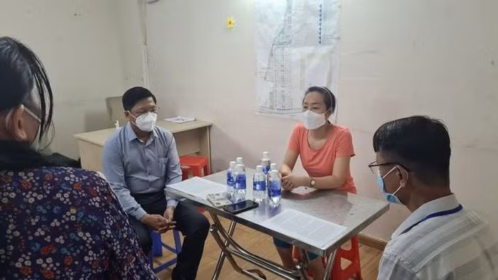  Xử phạt người phụ nữ bị "cưỡng chế" test nhanh COVID-19: Ngày 6/10, UBND phường Vĩnh Phú, TP Thuận An, tỉnh Bình Dương cho biết, vừa ra quyết định xử phạt hành chính đối với bà H.T.P.L. (38 tuổi, ngụ chung cư Ehome 4) 2 triệu đồng vì không thực hiện xét nghiệm theo quy định để phòng, chống dịch COVID-19 xảy ra ngày 28/9. 